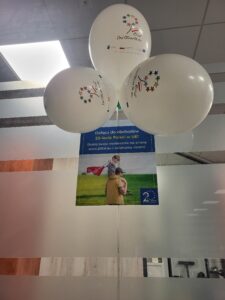 Balony promocyjne DOFE wraz z plakatem promującym Dni Otwarte Funduszy Europejskich