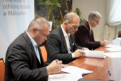 Zdjęcie pokazuje podpisywanie umów pożyczek w siedzibie WFOŚiGW w Krakowie
