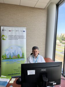 Zdjęcie prezentujące Doradcę Energetycznego (mężczyzna), siedzącego przed komputerem podczas webinarium i prezentującego slajdy na temat retencji.