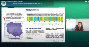 Zrzut z komputera przedstawiający slajd pod nazwą Opady w Polsce. Obok slajdu na małym ekranie Doradca Energetyczny (kobieta).
