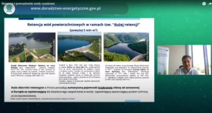 Zrzut z komputera przedstawiający slajd pod nazwą Opady w Polsce. Obok slajdu na małym ekranie Doradca Energetyczny (mężczyzna).